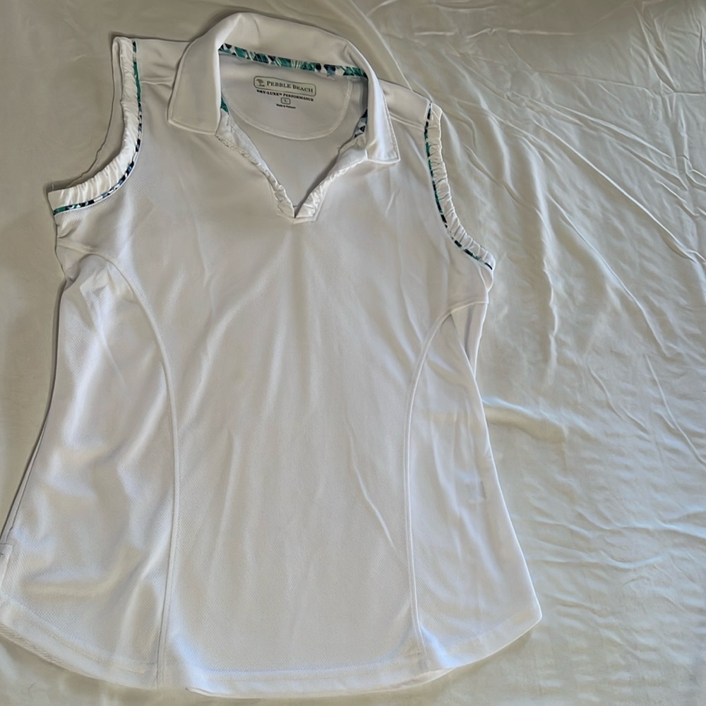 Women’s sleeveless golf top. Pebble Beach white with ruffle trim. Size large
